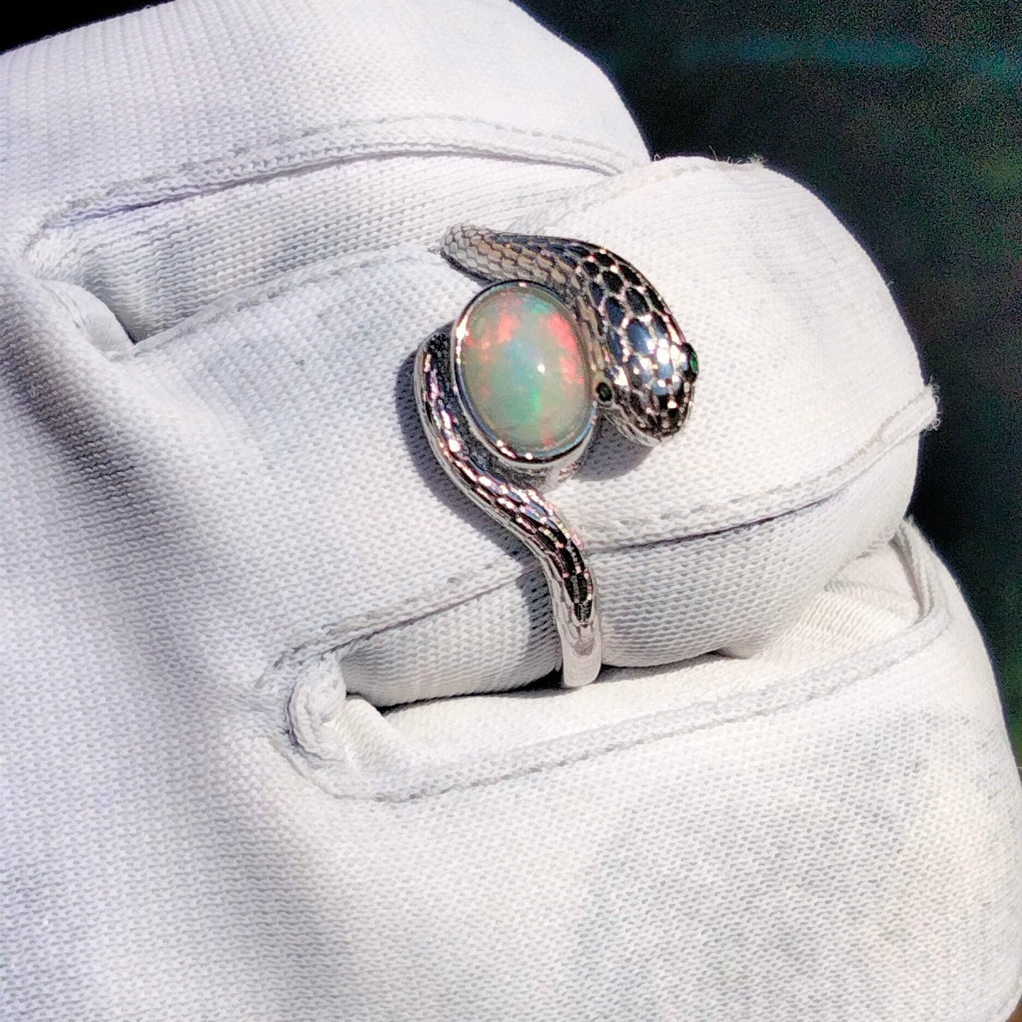 🌟 Beautiful Australian White Opal Gemstone🔥Snake Ring🎁.