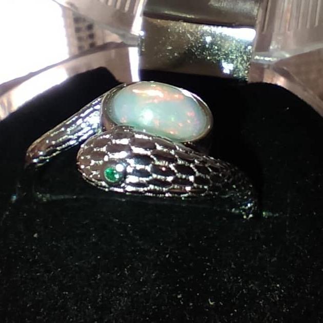 🌟 Beautiful Australian White Opal Gemstone🔥Snake Ring🎁.