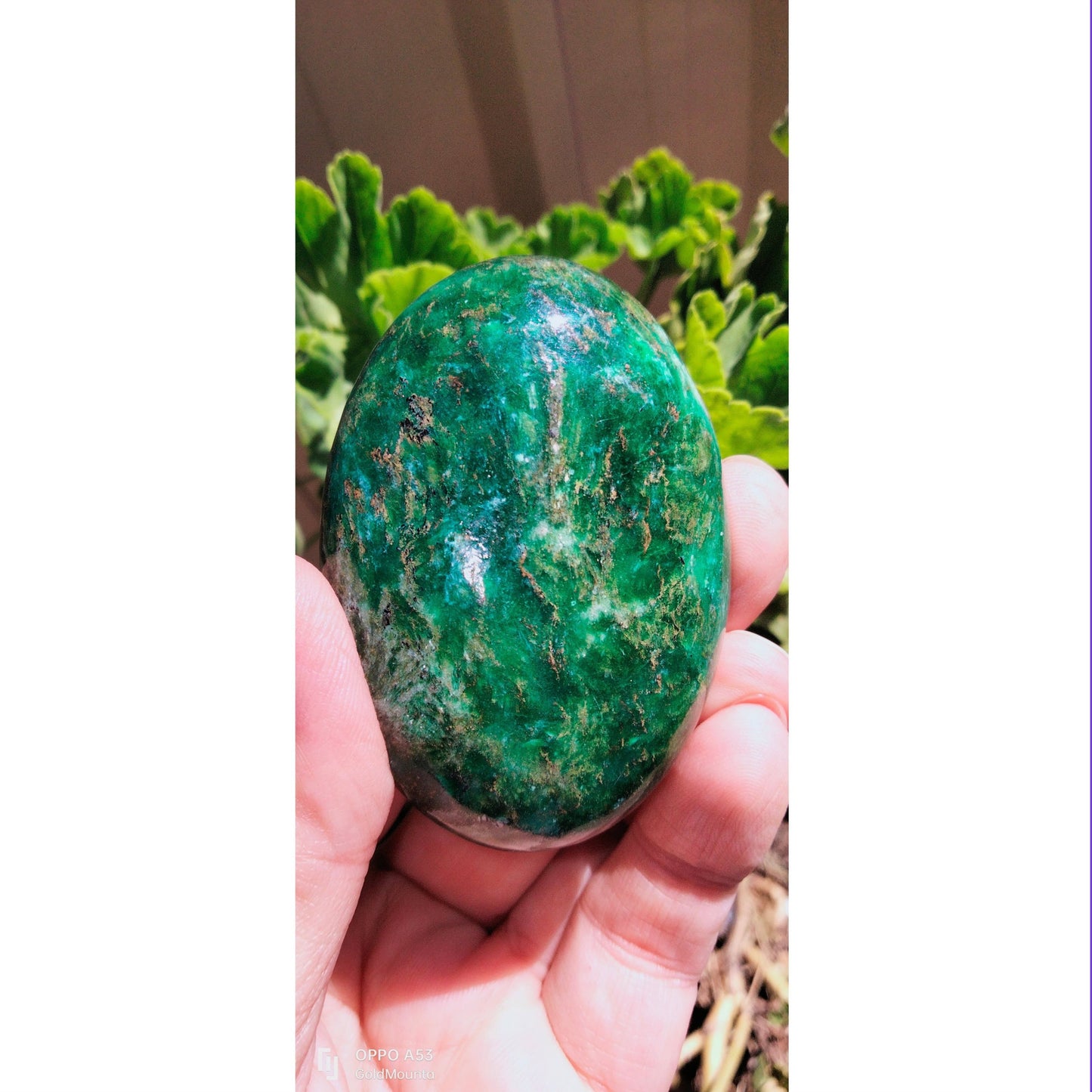 Large emerald palmstones